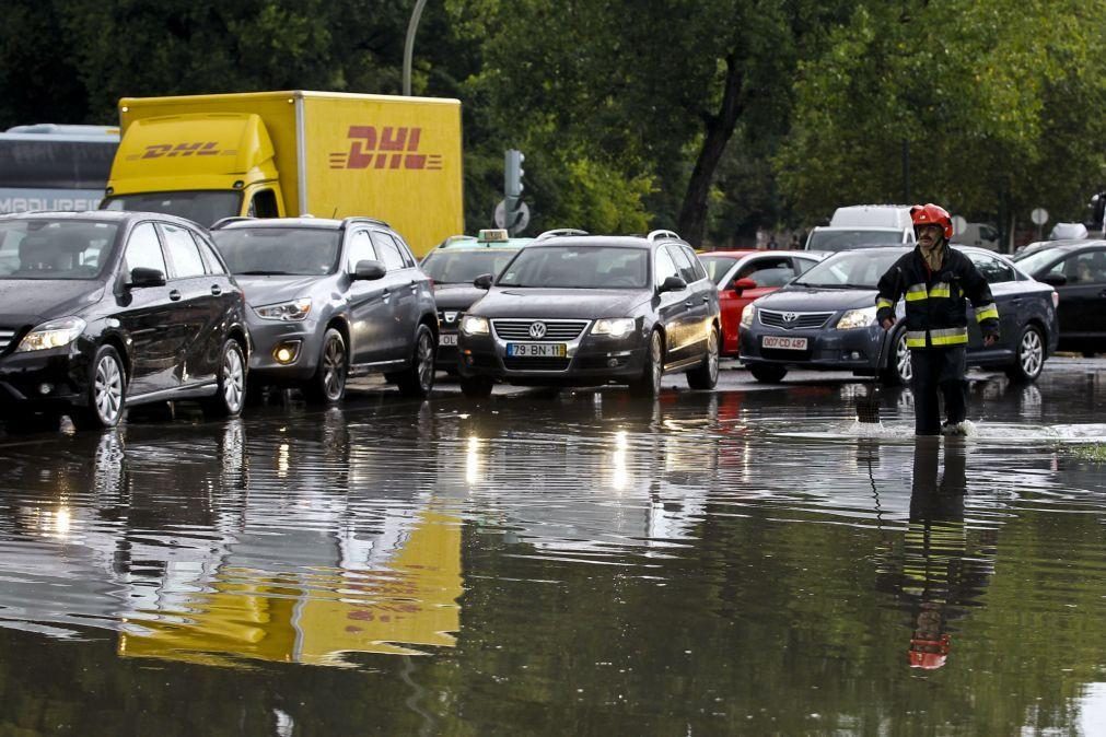 Chuva forte em Lisboa provoca corte de vias e encerramento temporário de túnel