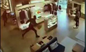 Rouba malas na Louis Vuitton, tenta fugir, esbarra no vidro, desmaia e é apanhado [vídeo]
