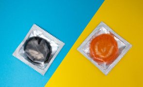 É por isto que não deve guardar preservativos na mala que vai levar no avião