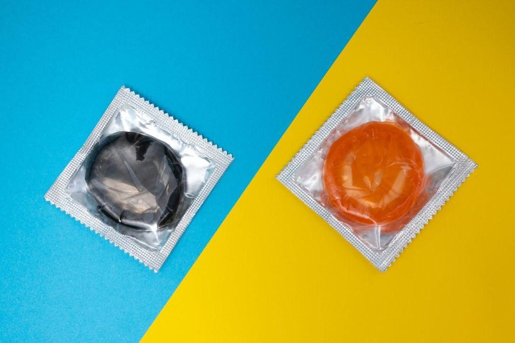 Jovens fazem chá com preservativos de sabor e usam-no como droga