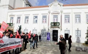 Trabalhadores da Santa Casa de Lisboa em greve concentram-se por melhores salários