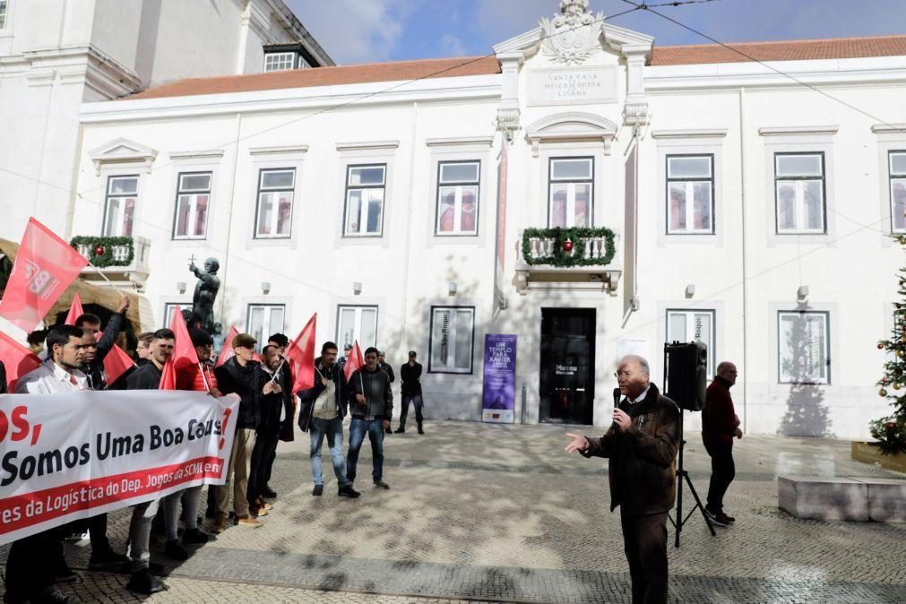 Trabalhadores da Santa Casa de Lisboa em greve concentram-se por melhores salários