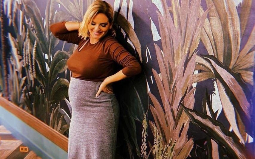 Leonor Seixas exibe barriga de grávida