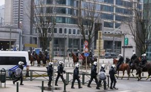 Polícia morre esfaqueado em possível ataque terrorista em Bruxelas