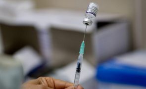 DGS atualiza norma e alarga reforço da vacina contra a covid-19 a partir dos 50 anos