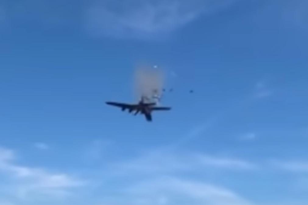 Dois aviões chocam e explodem em espetáculo de acrobacias no Texas [vídeo]