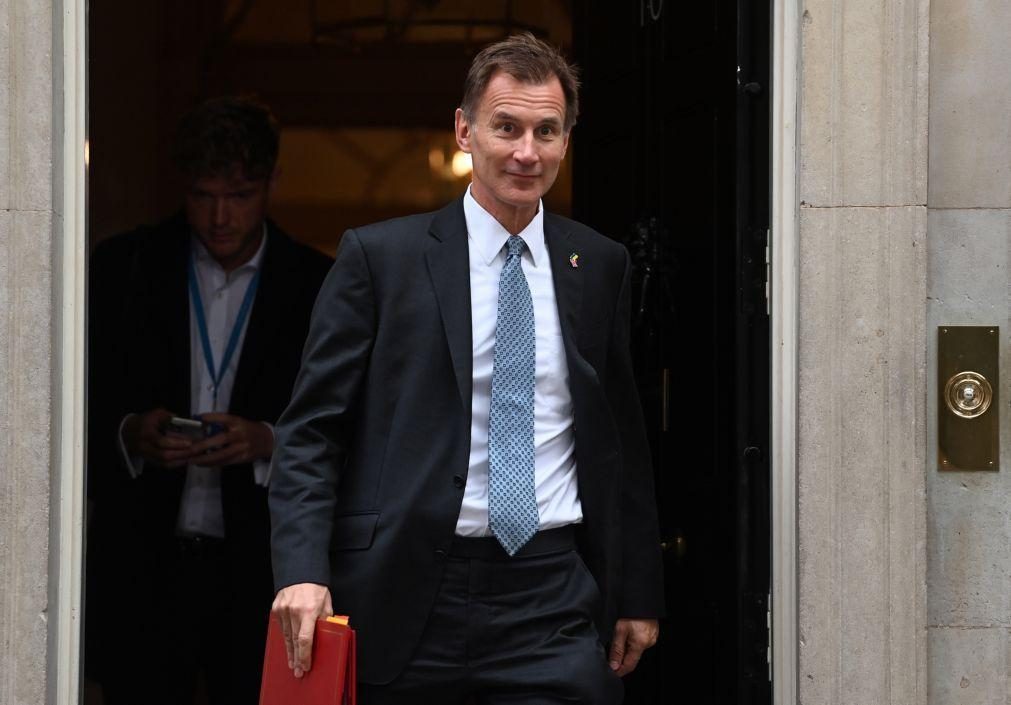 Ministro da Economia britânico admite subida de impostos para responder à crise