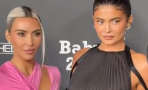 Kim Kardashian e Kylie Jenner ousadas e sem soutien em evento solidário