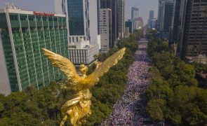 Protesto contra reforma eleitoral leva milhares às ruas do México