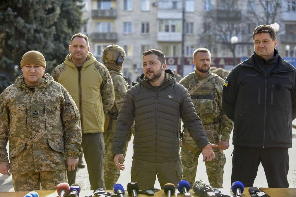 Presidente Zelensky visita Kherson depois de retirada russa