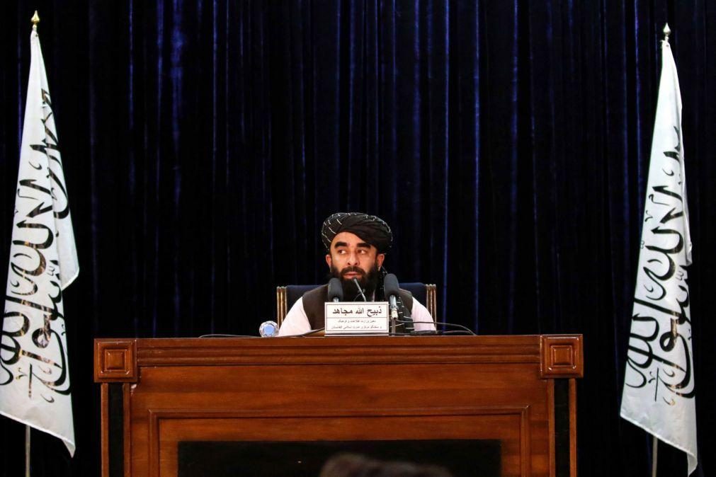 Líder supremo talibã do Afeganistão ordena aplicação ultra restrita de lei islâmica