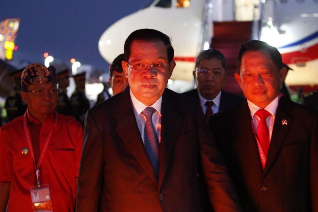 Líder cambojano testa positivo à covid-19 após cimeira com líderes mundiais
