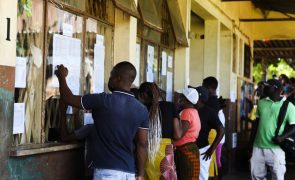 Professores do ensino primário moçambicano não entraram em greve e estão a dar exame - Governo