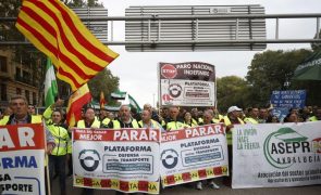 Camionistas espanhóis acabam com greve iniciada na segunda-feira