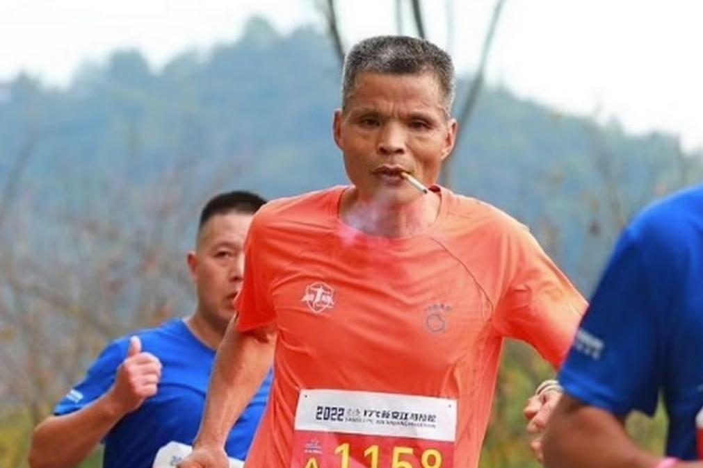 Homem fuma 42 cigarros durante maratona e faz tempo incrível