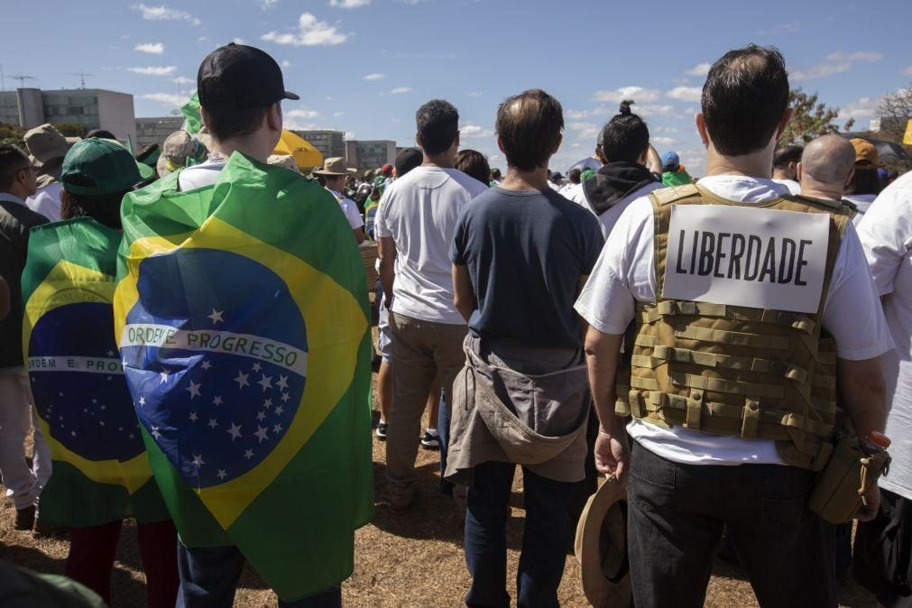 Manifestantes brasileiros apelam por intervenção militar em dia da proclamação da República