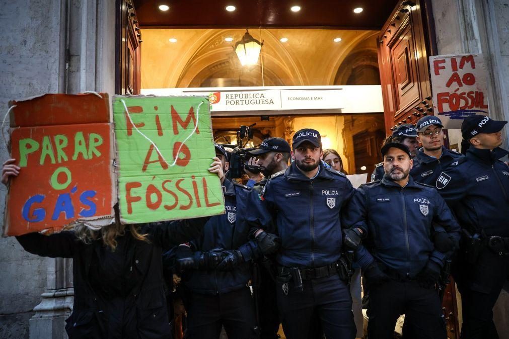 Jovens ativistas pelo clima detidas foram libertadas e vão hoje a tribunal