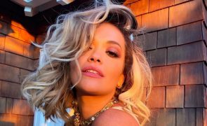 Rita Ora surpreende com o look nu mais ousado de sempre