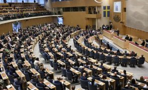 Suécia aprova emenda à Constituição para endurecer leis antiterroristas