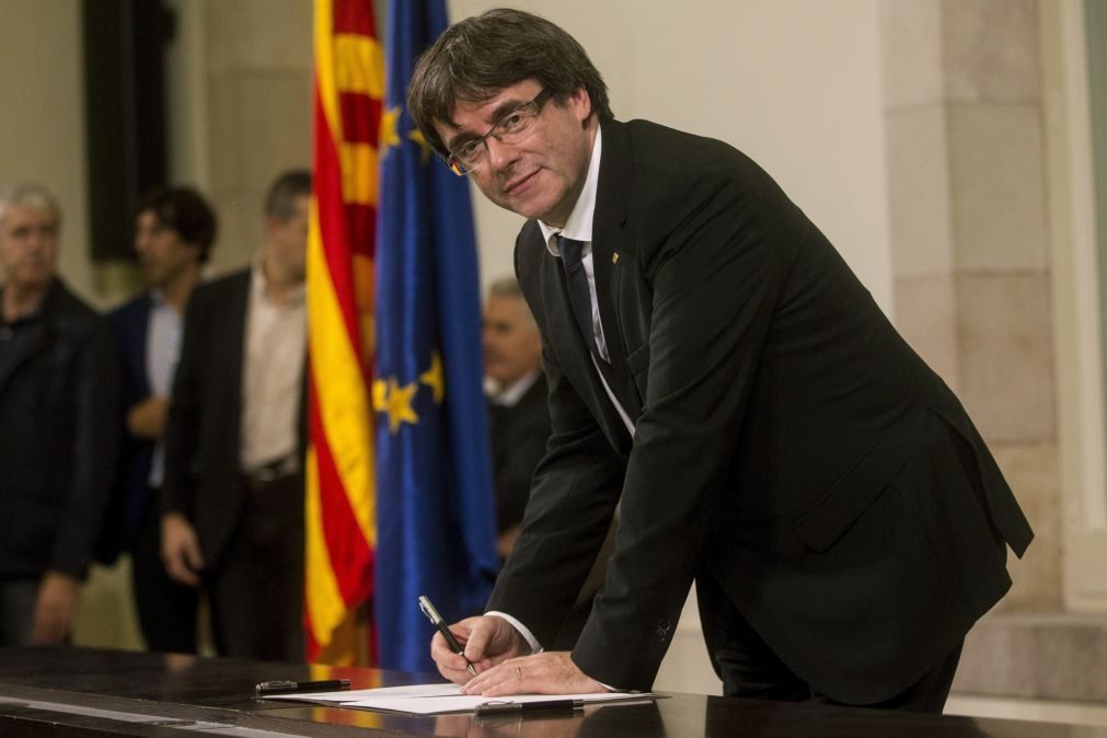 Presidente regional evita declaração de independência explícita da Catalunha mas suspende efeitos