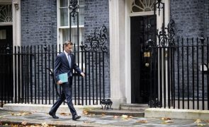Governo britânico aumenta salário mínimo e impostos
