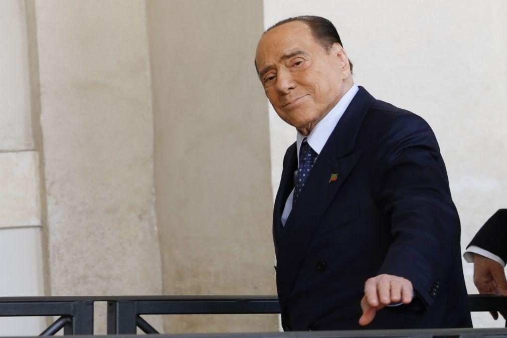 Berlusconi absolvido da acusação de subornar testemunhas das festas 