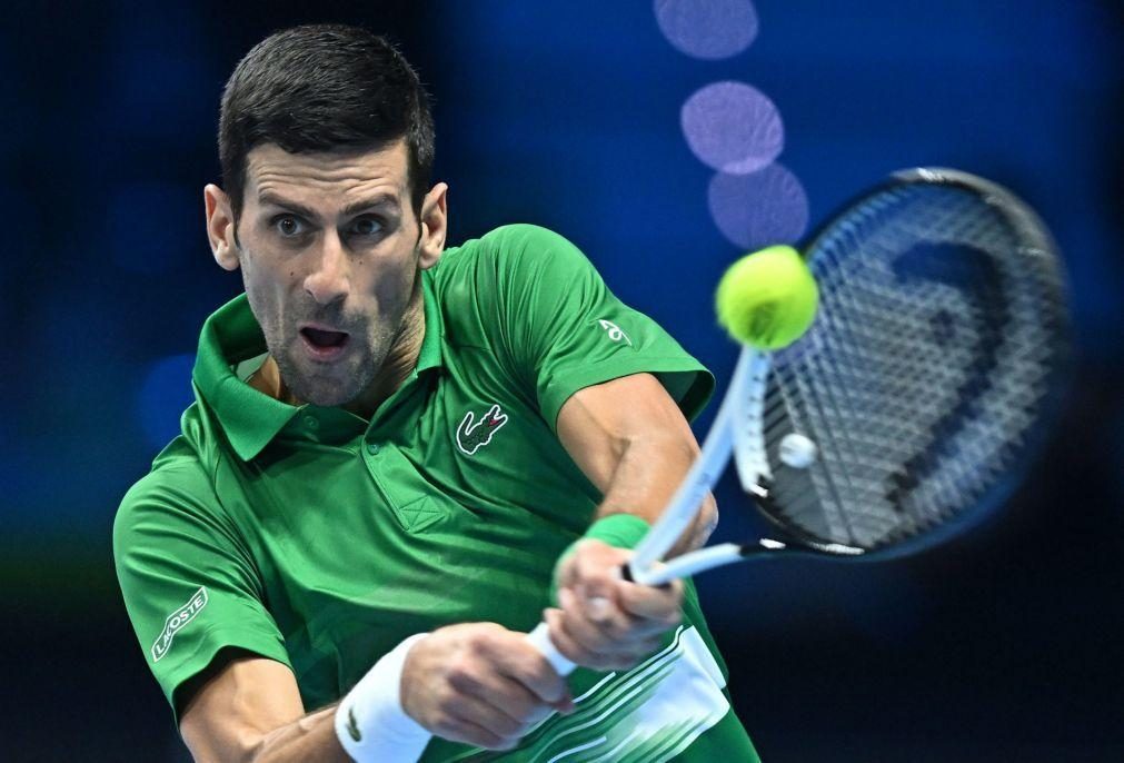 Djokovic 'sofre' mas bate Medvedev e segue invicto nas ATP Finals