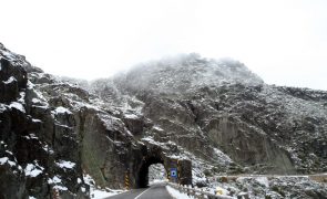 Primeiro nevão deste outono encerra estradas na Serra da Estrela