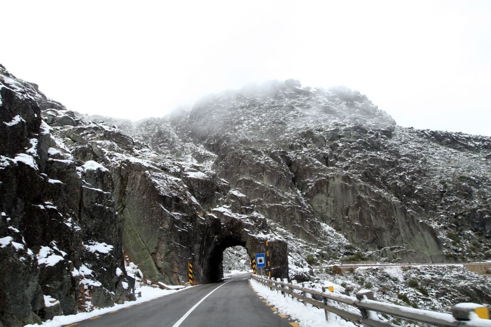 Primeiro nevão deste outono encerra estradas na Serra da Estrela
