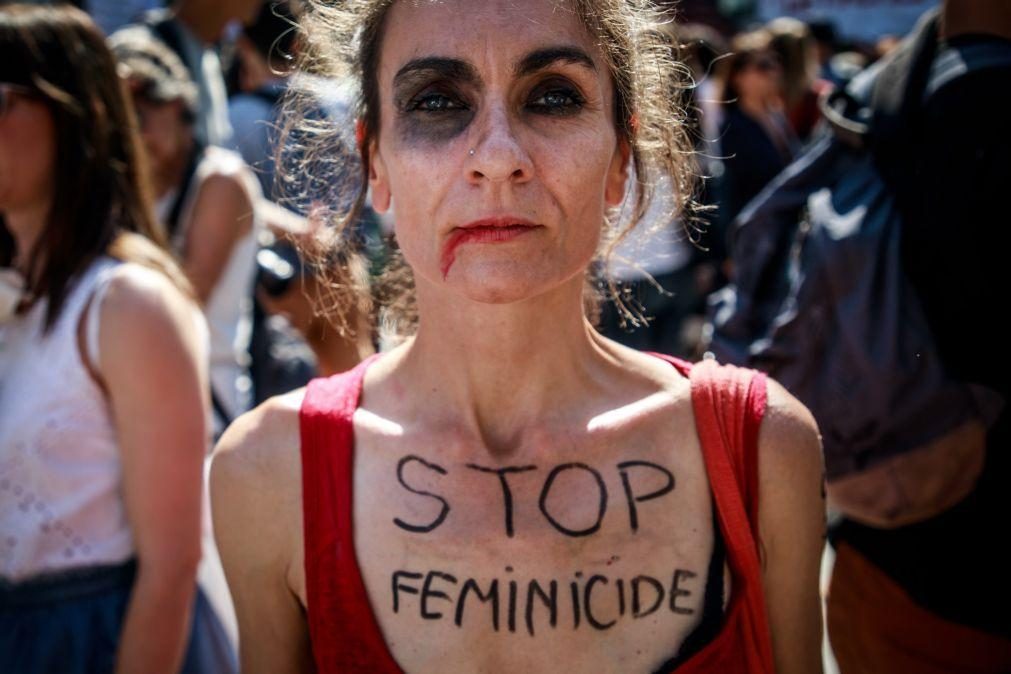 Milhares de franceses protestam contra a violência sobre as mulheres