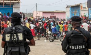 Polícia angolana dispersa com gás lacrimogéneo tumulto em funeral de músico 
