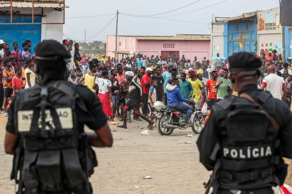 Polícia angolana dispersa com gás lacrimogéneo tumulto em funeral de músico 