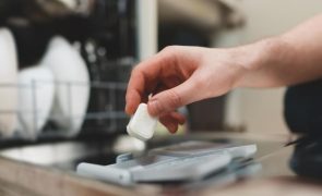 Aprenda a limpar o forno com pastilhas da loiça