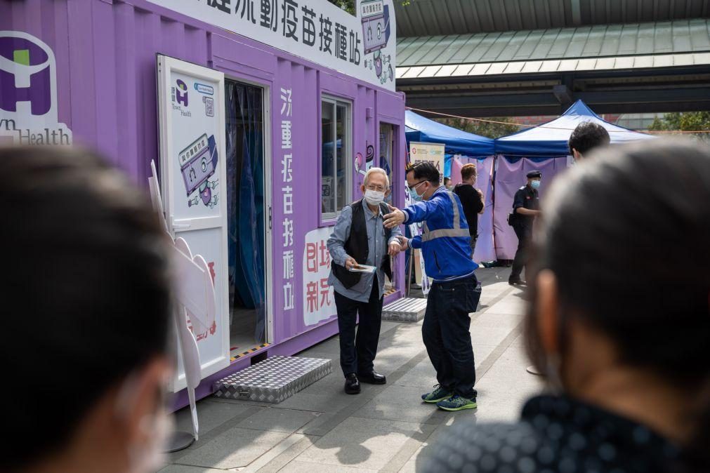 Covid-19: Menos de 30% dos idosos em Pequim receberam dose de reforço