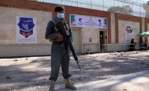 Afeganistão: Talibãs chicoteiam 12 pessoas perante multidão num estádio