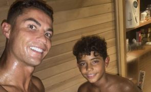 Cristiano Ronaldo encanta fãs ao jogar com Cristianinho com equipamento da seleção nacional
