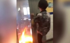 Aluno pega fogo a sala de aula repleta de colegas e professor [vídeo]