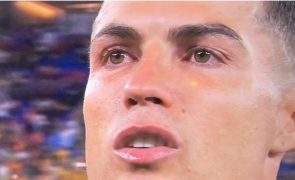 Cristiano Ronaldo emociona-se antes do jogo de Portugal começar