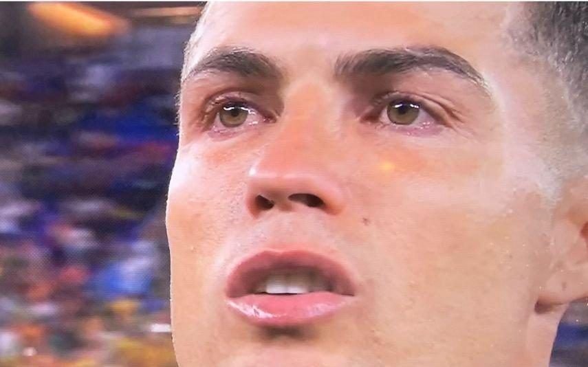 Cristiano Ronaldo emociona-se antes do jogo de Portugal começar