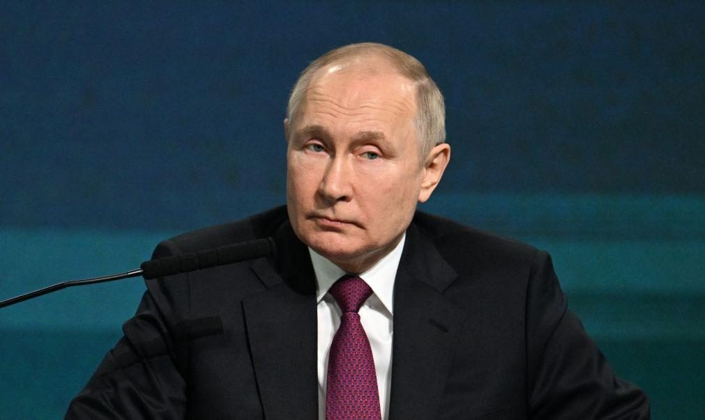 Vladimir Putin oficialmente procurado por crimes de guerra