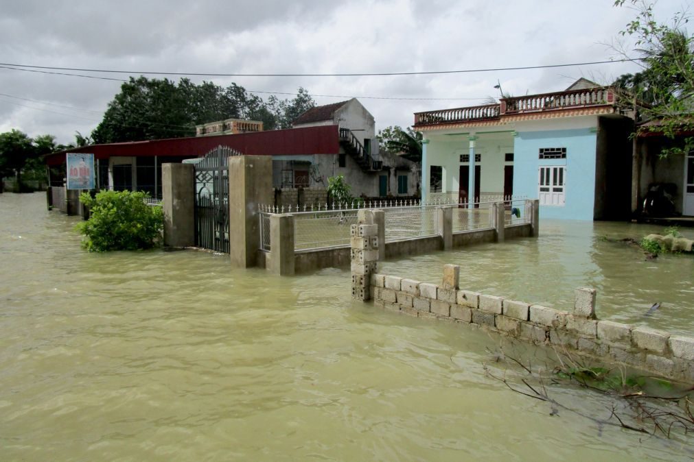 Pelo menos 37 mortos devido a inundações e deslizamentos de terras no Vietname