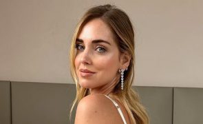 Chiara Ferragni nada esconde com top transparente