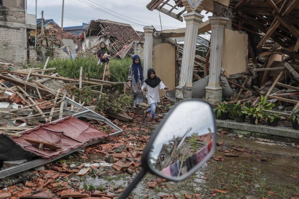 Novo balanço do sismo na Indonésia eleva número de mortes de 268 para 310