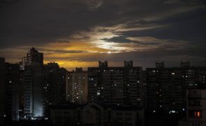 Milhões em Kiev ainda sem luz e aquecimento dois dias após ataques russos