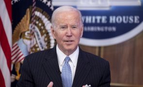 Biden e Democratas pressionam pela proibição de armas semiautomáticas
