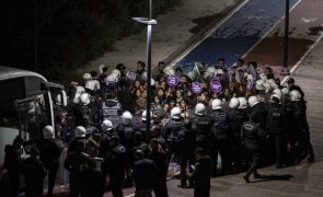 Polícia detém em Istambul dezenas de manifestantes contra a violência para com mulheres