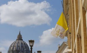 Vaticano lamenta incumprimento de acordo sobre bispos pela China