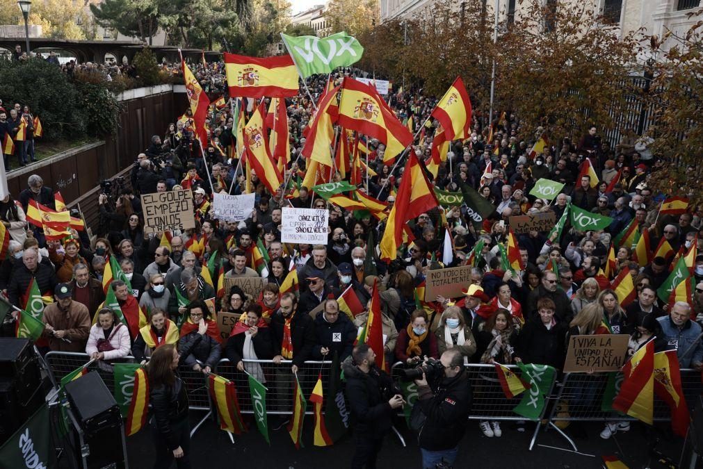 Extrema-direita leva milhares às ruas em Espanha contra acordos com independentistas