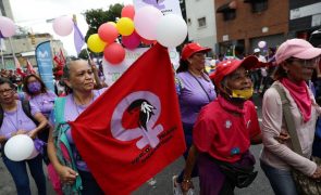 Milhares de pessoas correm em Caracas em protesto pela violência contra mulheres