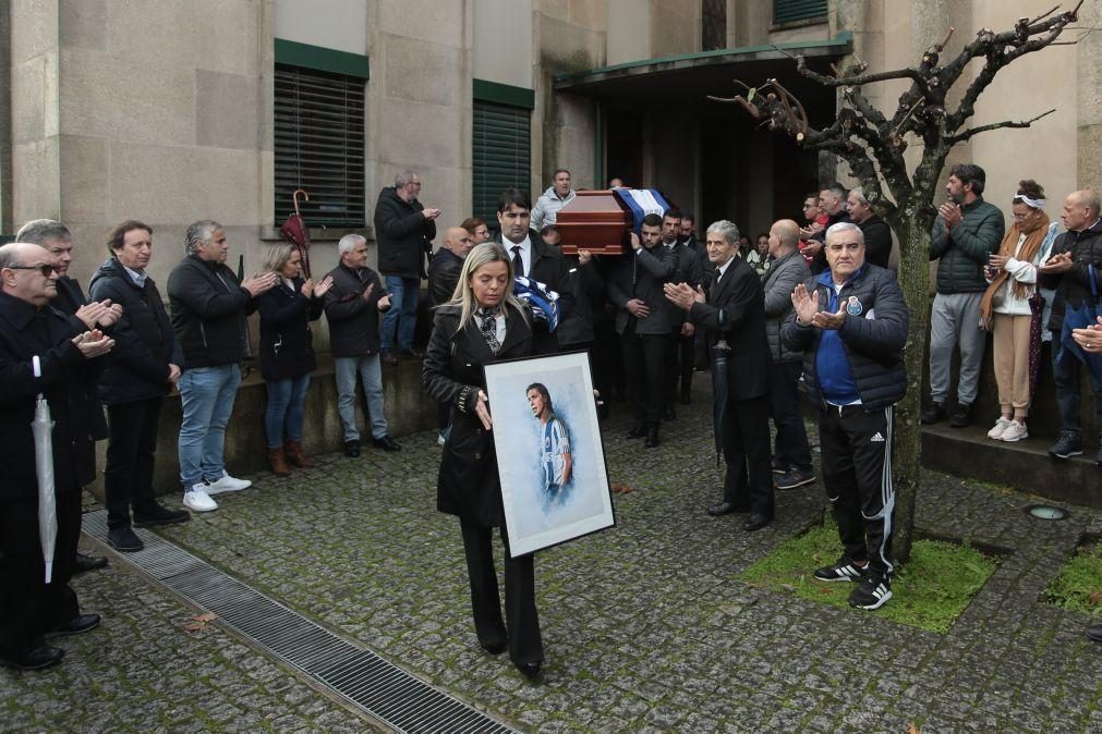 Centenas de pessoas despedem-se de Fernando Gomes debaixo de chuva torrencial